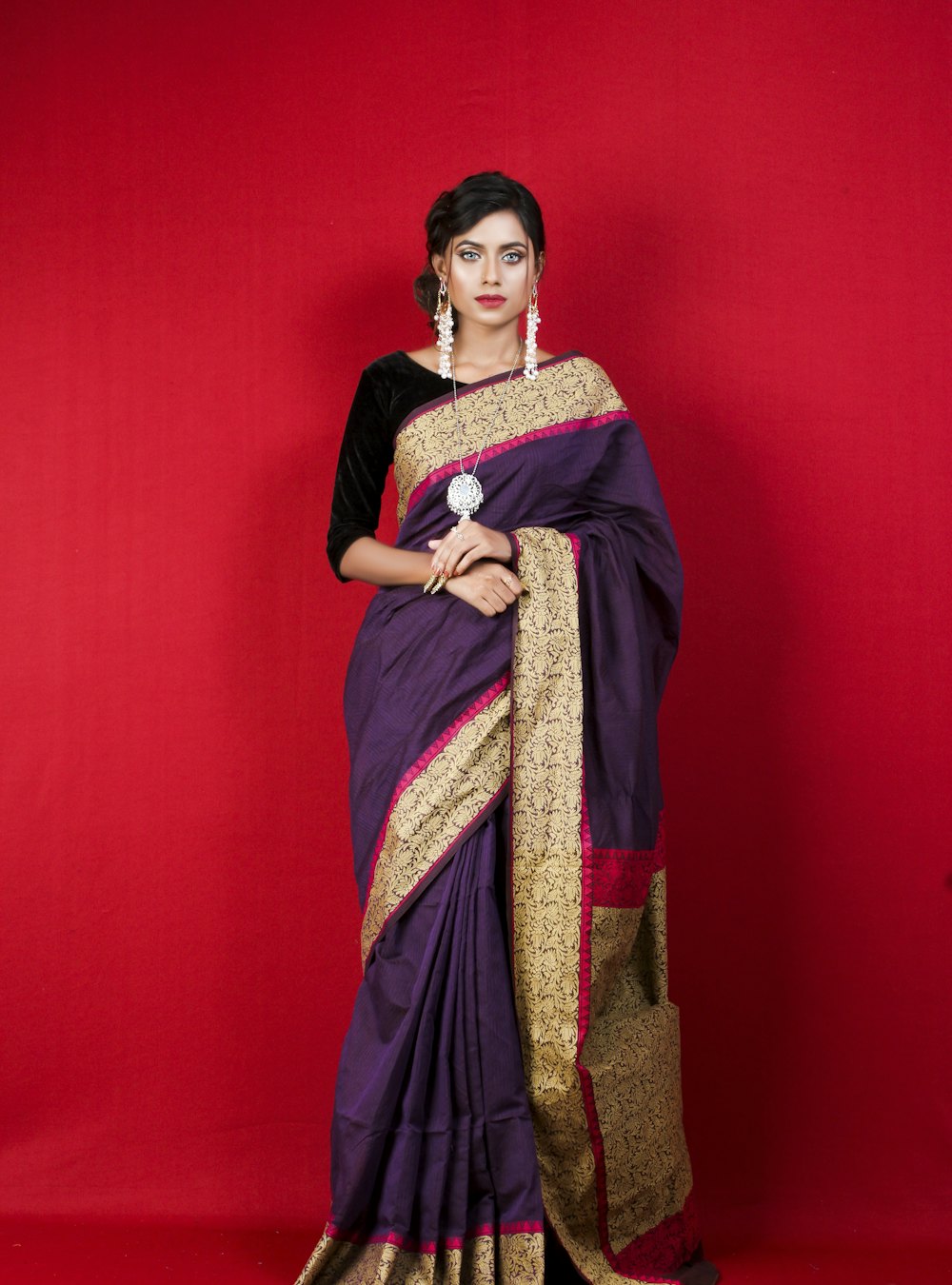 Model wearing the Indigo Zari saree
