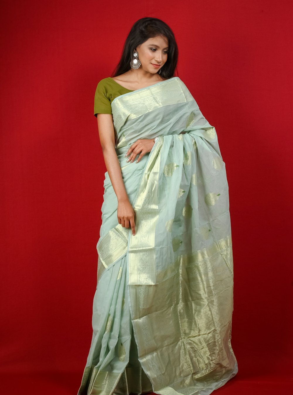 Model wearing the Ivory Tissue saree