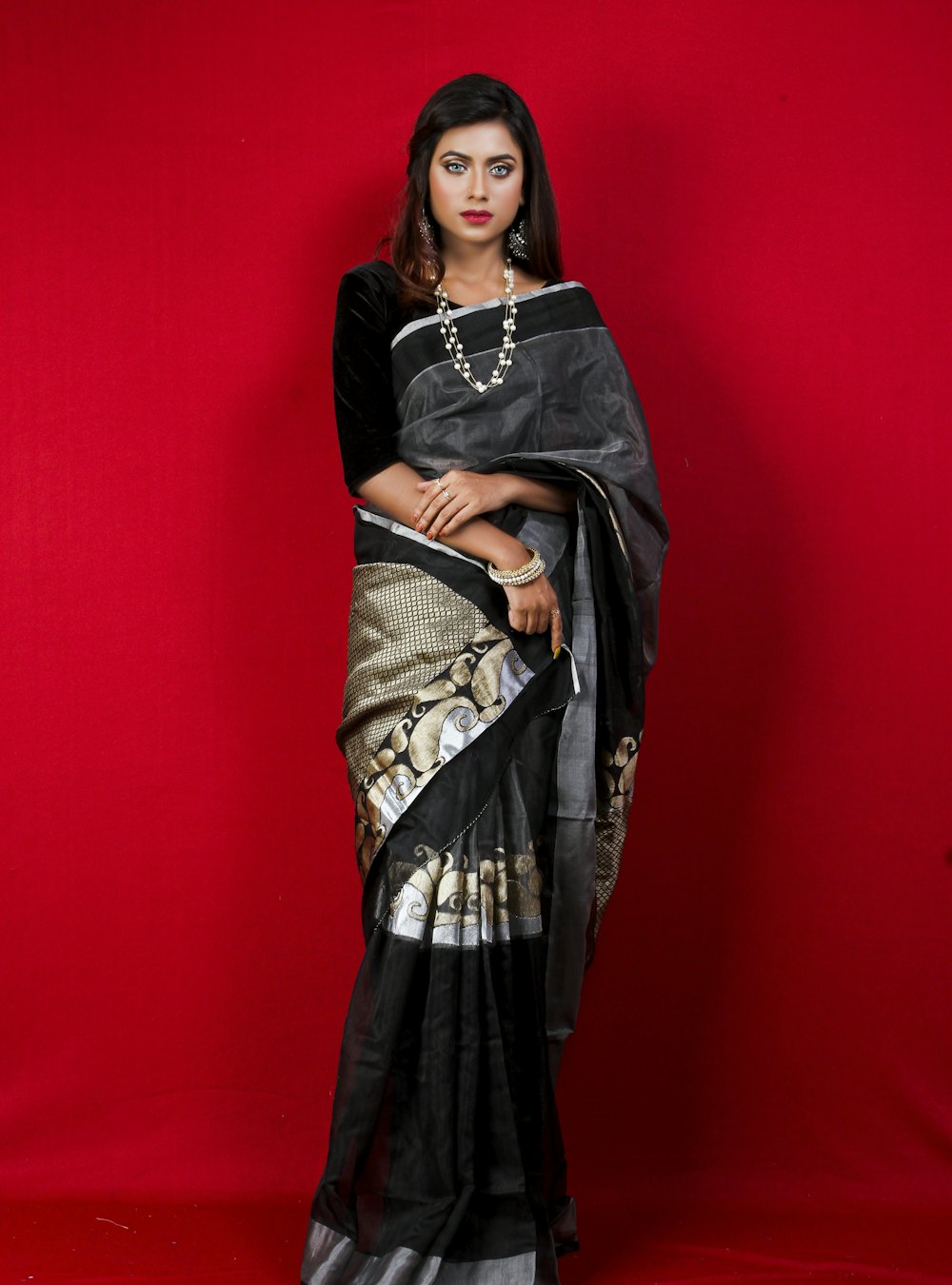 Model wearing the Onyx Jamdani saree